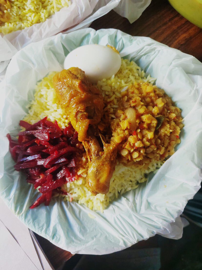 eathappySL's tweet photo. Dinner is served ! We’re in Seevalipura, Wanathamulla this evening and ready to provide meals to 56 families thanks to @colombourbanlab 🙌🏾 https://t.co/22gtgYvtks