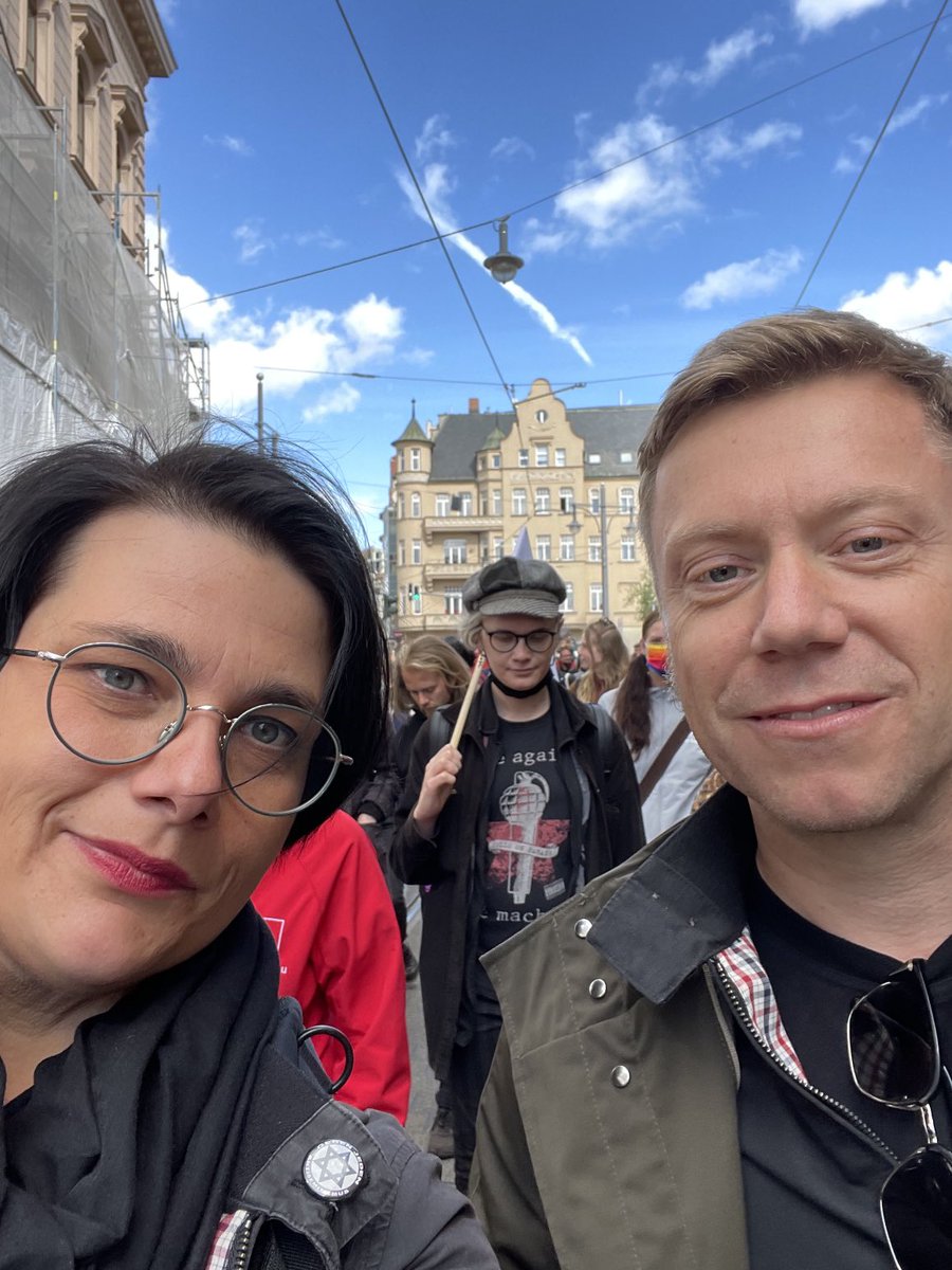 HenrietteQuade's tweet photo. Sehr cool. Mit u.a. „Mieten runter, Löhne rauf“ ziehen etwa 300-400 Menschen durch #Halle. Mit dabei: Martin @schirdewan #GenugistGenug #hal1709 https://t.co/S0kr3ZlRg5