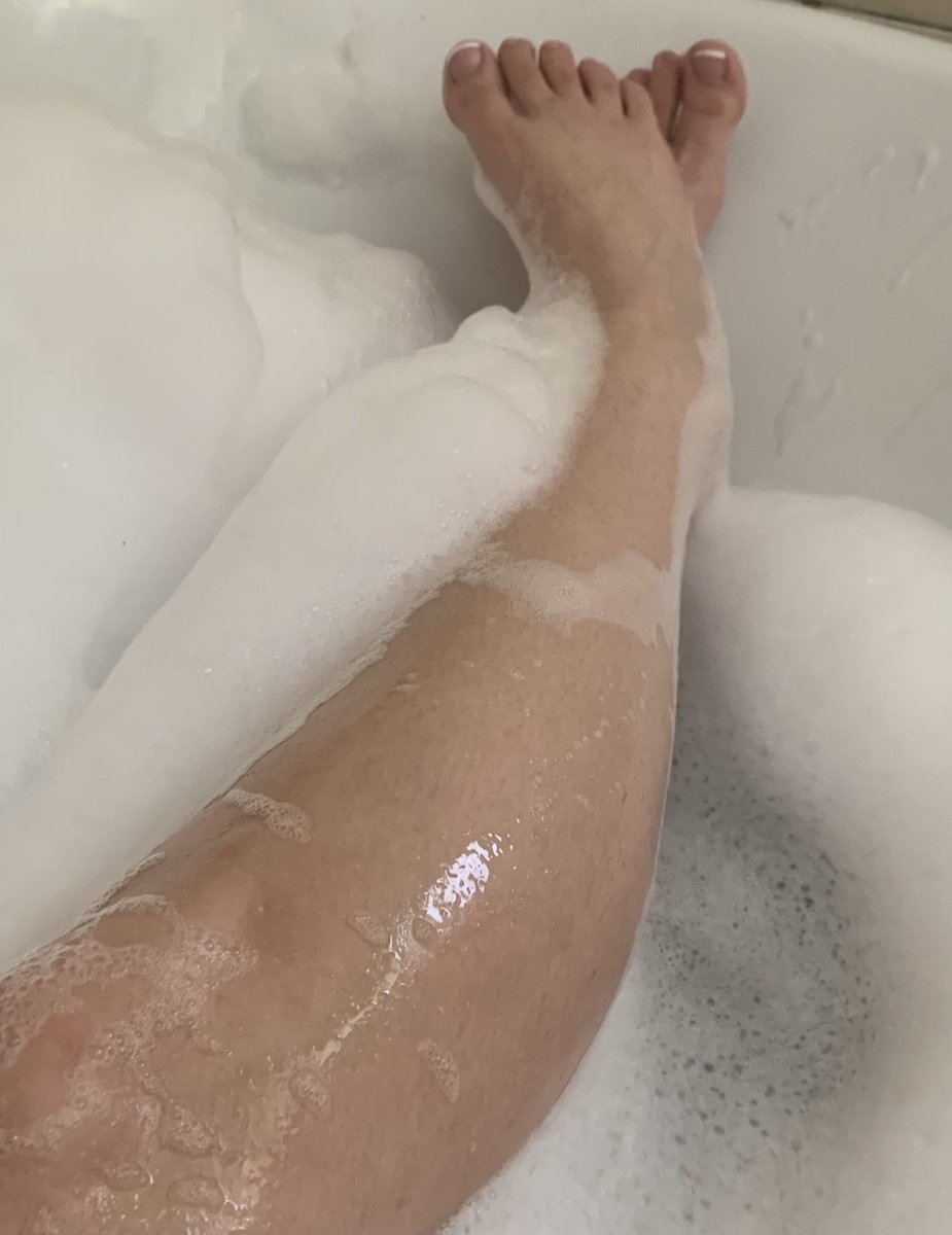 AuroraOnOF's tweet photo. Fresh pedi &amp; a bath. What an amazing way to spend my Saturday. 💕🥰 #onlyfans #sellingcontent #buyingcontent #customs #findom #feetpics https://t.co/u5lEx8WzeH