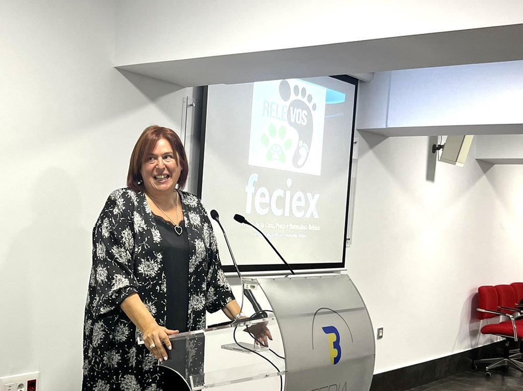 agriculturaEXT's tweet photo. La consejera de Agricultura @BegoaBernal asiste a la IX edición premios JUVENEX-FECIEX.

Recoge el reconocimiento otorgado al presidente de la @Junta_Ex, por su apoyo al 'Proyecto Relevos'. 

También ha participado en la jornada el director general de Política Forestal, @PMBarco. https://t.co/EGcomfwWli