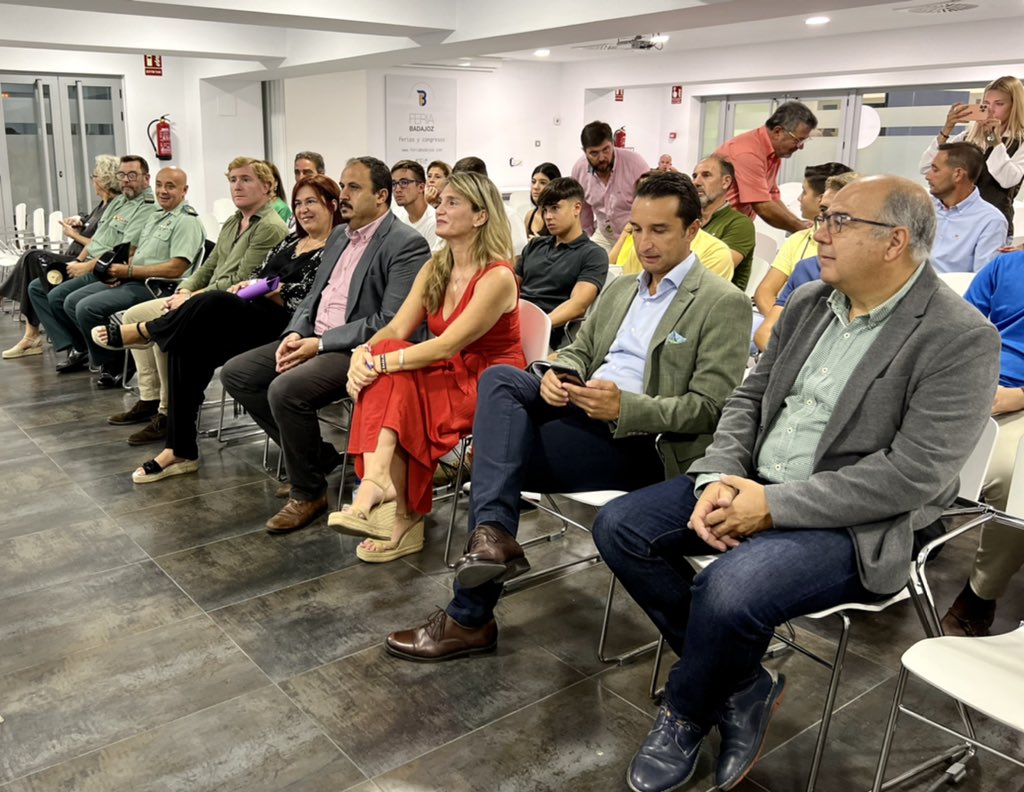 agriculturaEXT's tweet photo. La consejera de Agricultura @BegoaBernal asiste a la IX edición premios JUVENEX-FECIEX.

Recoge el reconocimiento otorgado al presidente de la @Junta_Ex, por su apoyo al 'Proyecto Relevos'. 

También ha participado en la jornada el director general de Política Forestal, @PMBarco. https://t.co/EGcomfwWli