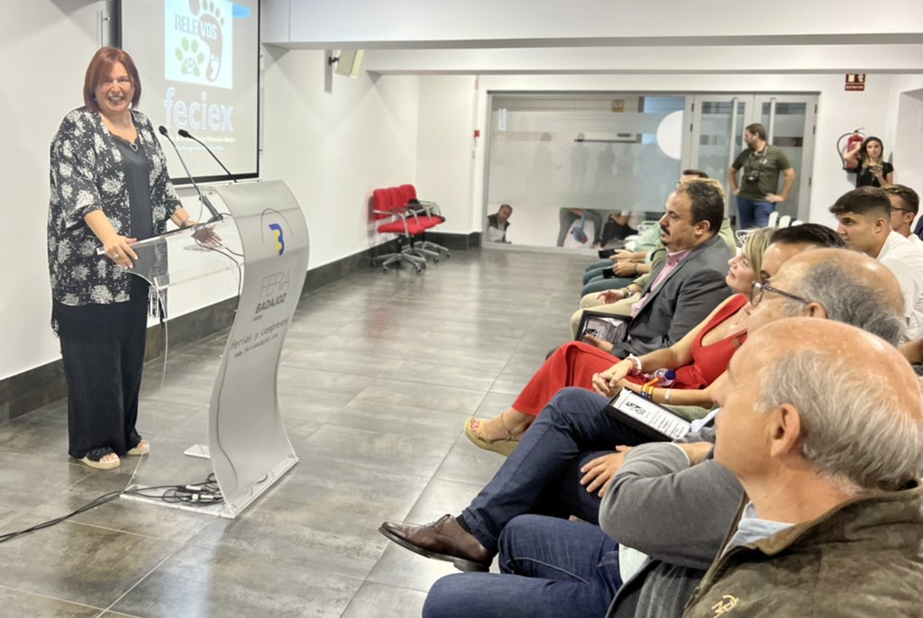 agriculturaEXT's tweet photo. La consejera de Agricultura @BegoaBernal asiste a la IX edición premios JUVENEX-FECIEX.

Recoge el reconocimiento otorgado al presidente de la @Junta_Ex, por su apoyo al 'Proyecto Relevos'. 

También ha participado en la jornada el director general de Política Forestal, @PMBarco. https://t.co/EGcomfwWli