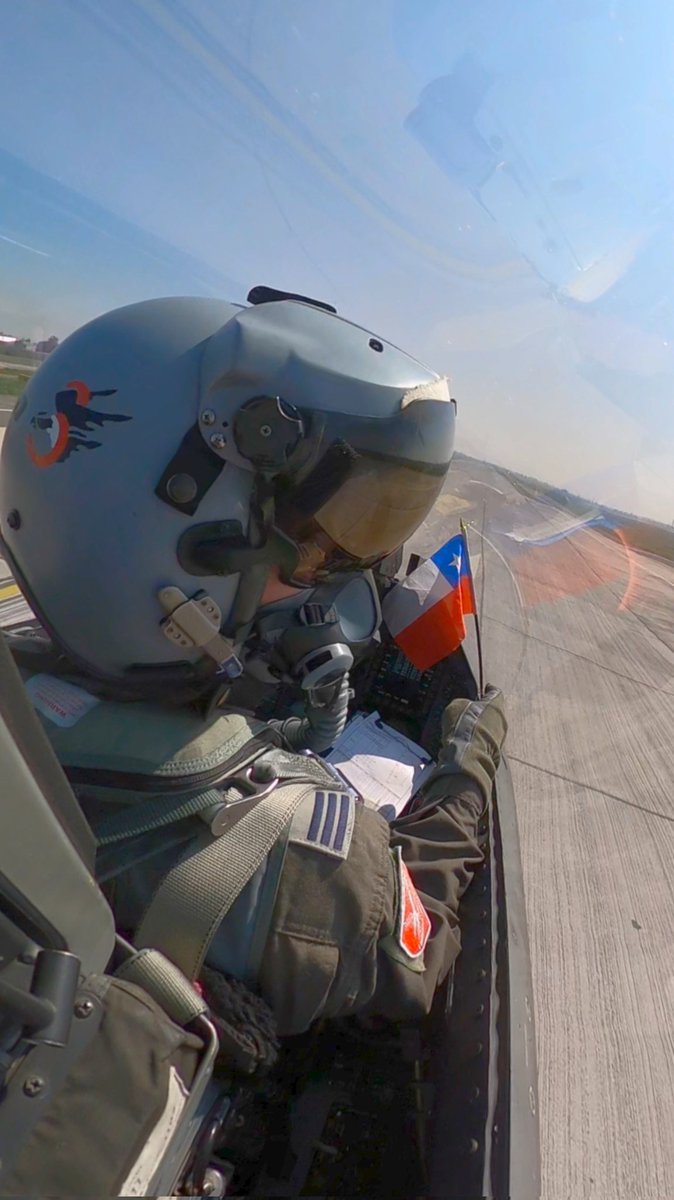 Desde la cabina de nuestro F-16, compartimos el sentimiento de amor a la Patria 🇨🇱.
#AeronáuticaChilena #FACh