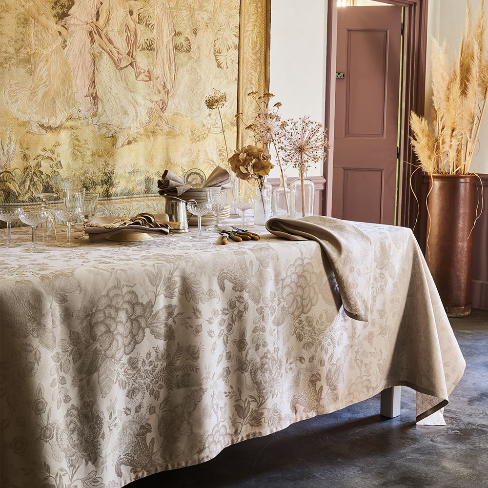 Didriks190's tweet image. As the Fall chill creeps in, we're inviting warmer tones and cozy patterns from @GTlinensUSA! The Mille Giverny Naturel collection features tablecloths, napkins, and runners to adorn your table.

Shop the collection: l8r.it/0Jcn
.
.
.
#garnierthiebaut #frenchlinens
