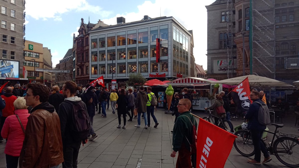 gighalle's tweet photo. 14:03 Demonstration kommt mit 400 Teilnehmer*innen am Marktplatz von #Halle. #genugistgenug #hal1709 https://t.co/iJlH9UVkoj