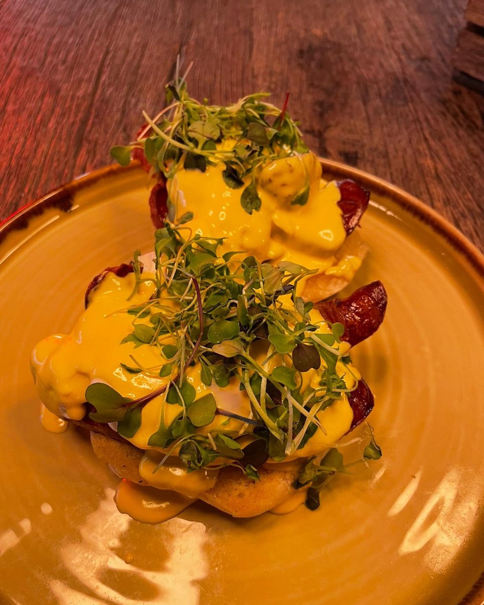 Bank holiday weekend is here, which means three days of brunch! 🤩 

Delicious options like this sausage eggs benny are available every day until 4 PM 🤤 

Book now with the link in our bio to reserve a spot 😎