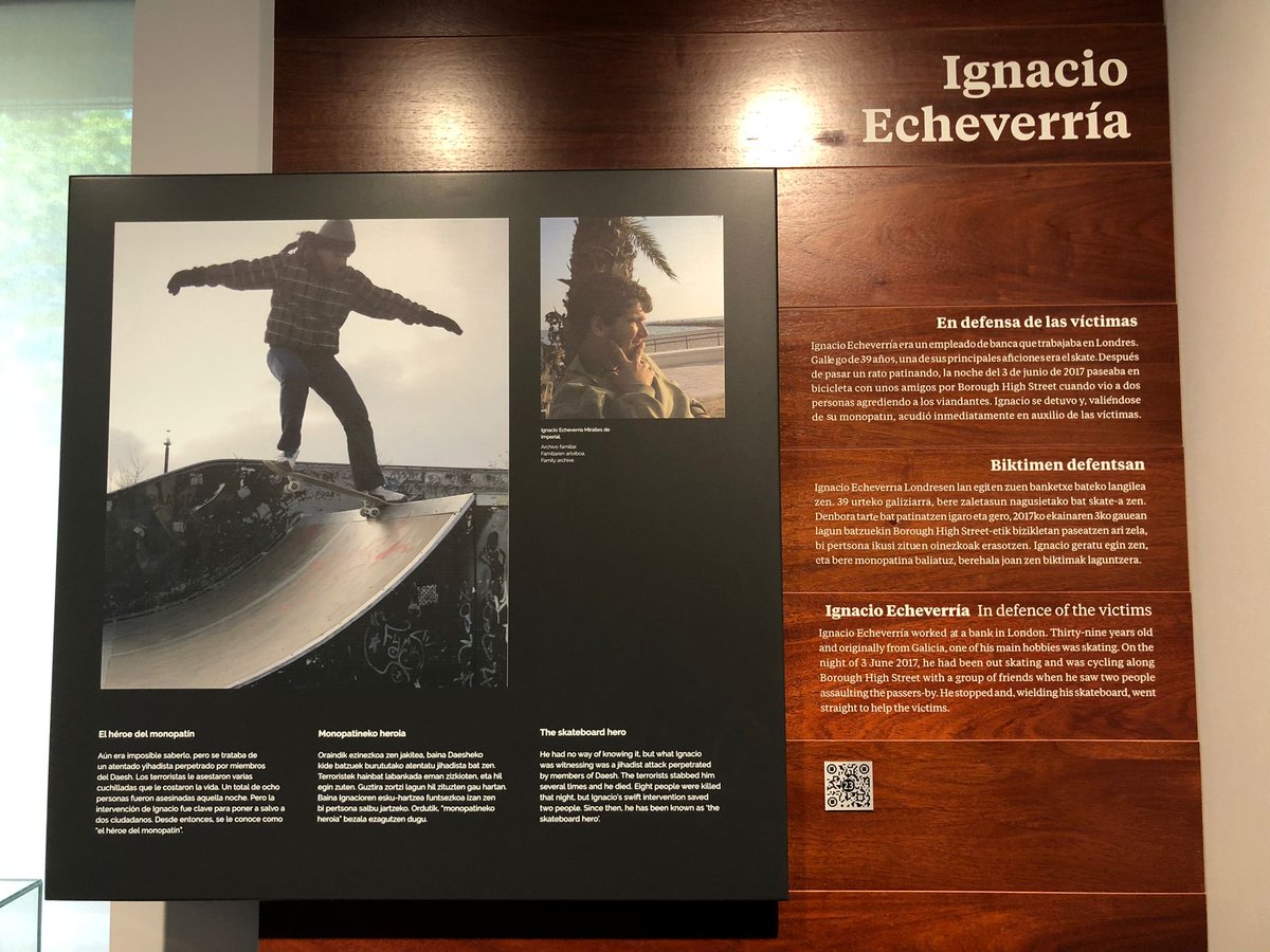 Jea60930295's tweet photo. Una persona me manda este comentario adjunto a estas fotografías. Mi agradecimiento   Estuve en Vitoria este verano y me gustó mucho ver cómo muchas personas, de aquí y extranjeras, se detenían a leer sobre Ignacio. Siempre en el recuerdo❤️ https://t.co/2UPkeewXDq