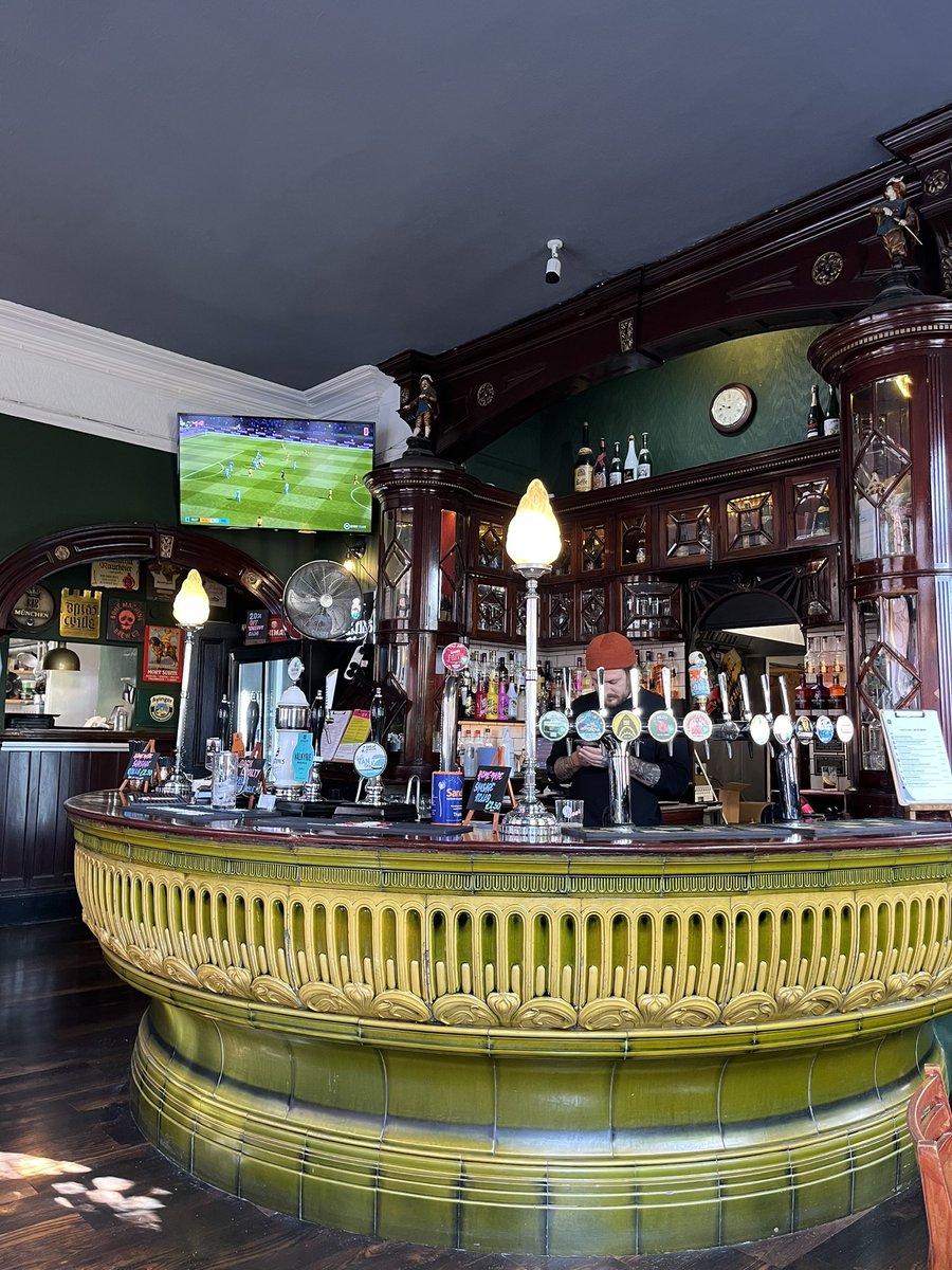 DaveHarrisonGo's tweet photo. The White Hart in Hull - what an outstandingly beautiful bar. There are only 11 of its kind left in the country. https://t.co/8iD1xFDku6