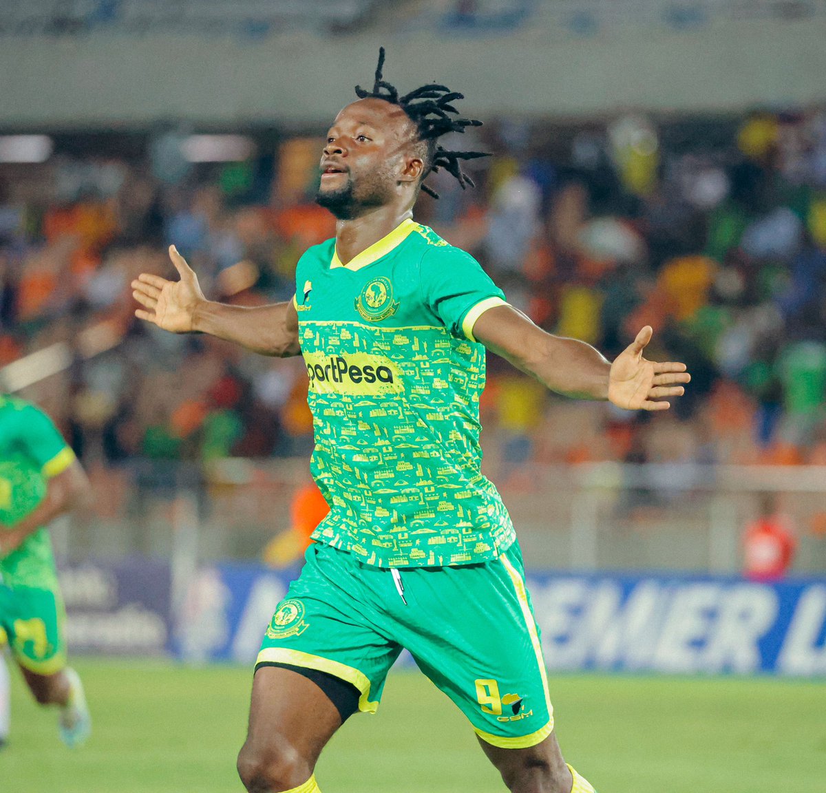 Hakuna beki yoyote  anayeweza kumzuia huyu Striker  kwa sasa hapa Africa,.Kwani ana namna zote za kukufunga hata ukiwa na beki wa viwango kwa kiasi gani.