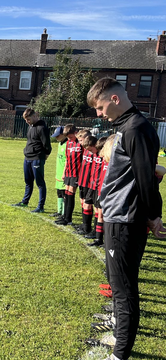Perfectly observed minutes silence this morning from <a href="/Adlingtonjfc1/">Adlingtonjfc_</a> Boca’s and East Leigh in the u12’s Section B <a href="/OfficialBBDFL/">Bolton, Bury & District Football League</a> before a brilliant game of football ⚽️ 🔴⚫️