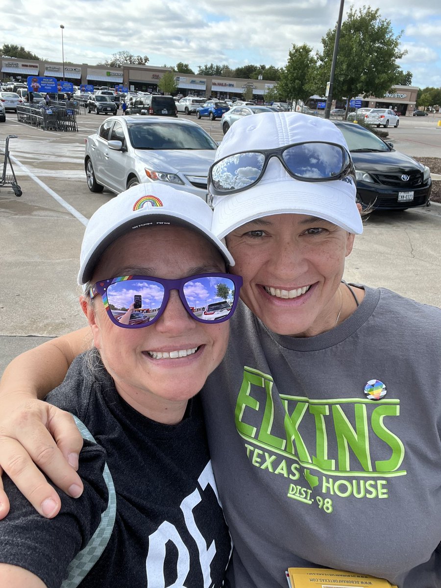 Election is coming up fast! Tarrant County Dems out block walking this morning. #BetoForGovernor #elkinsforhouse  @LauraLpelg @BetoORourke @elkins4texas @BurudForTexas @DeborahWPeoples