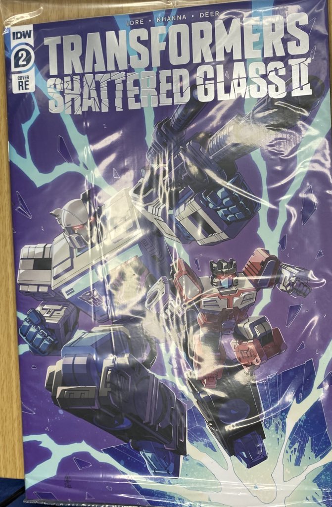 TransformersSGN's tweet photo. In hand photos of shattered glass blaster #transformers #ShatteredGlass https://t.co/2xA8uE35vR