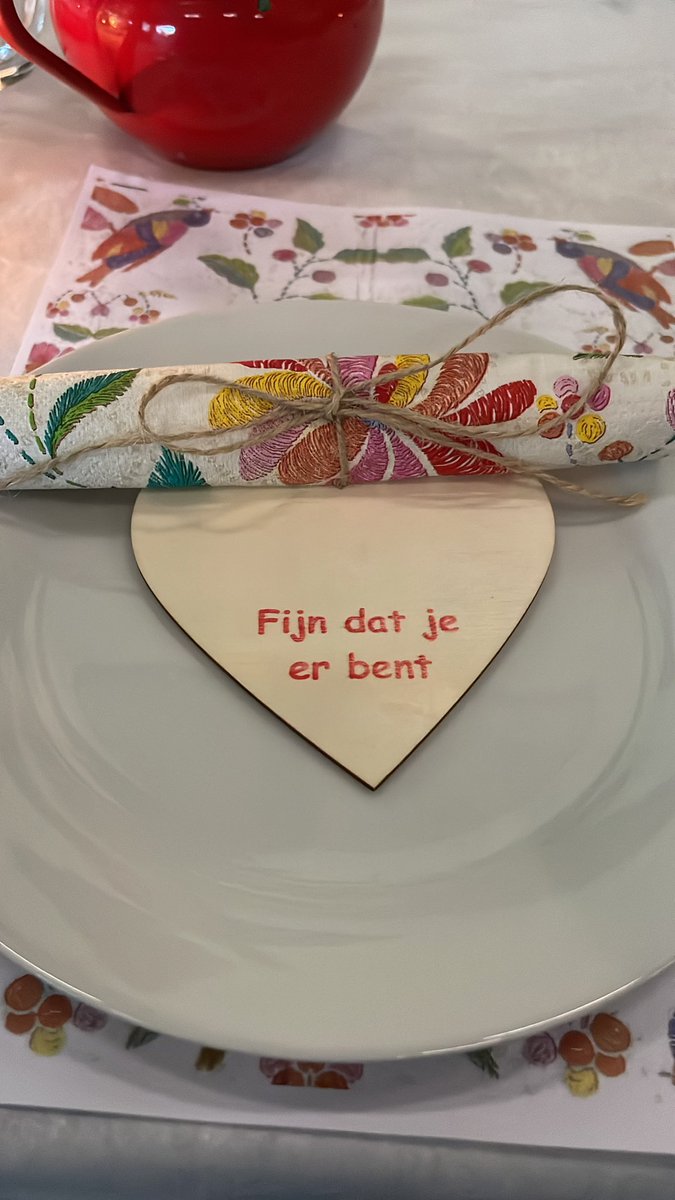 Aanwezig bij stadsbarbeque in Batenburg. Batenburg laat ook nu weer zien waar een kleine stad groot in kan zijn. Ruim 225 stedelingen genieten van een 5 gangen bbq. Leefbaarheid maken we samen met inwoners en gemeente (college en raad).