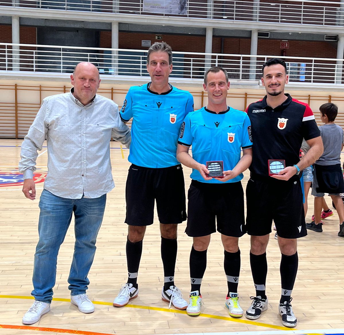 fedfutnavarra's tweet photo. 🏆 ENTREGA DE TROFEOS
🥈 Subcampeonas: @cdorvina 👉 Entrega María Ostiz
🏅 Campeonas: #OsasunaFutsal @fundosasuna 👉 Entrega Roberto Rubio
⚖️ Equipo arbitral 👉 Entrega Iñaki Rueda
#FutSalFemenino #SupercopaNavarra @fedfutnavarra https://t.co/z3Z3irJrbU