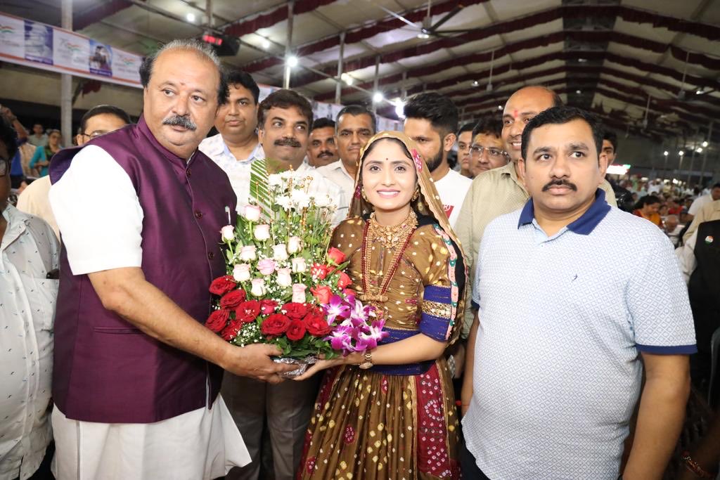 niravshahbjp's tweet photo. દરણીય પ્રધામંત્રી શ્રી @narendramodi સાહેબ ના જન્મદિન નિમિત્તે આયોજિત નમોત્સવ કાર્યક્રમ માં નિવૃત સૈનિકો,લોકગાયિકા @GeetabenRabari અને રૂષભભાઈ આહીર સાથે દેશભક્તિ ના ગીતો અને લોકગીતો નો આનંદ લીધો.
#HBDModiJi #hbdmodi #HappyBirthdayModij #ModiAt72 https://t.co/YLvHAcsYMd