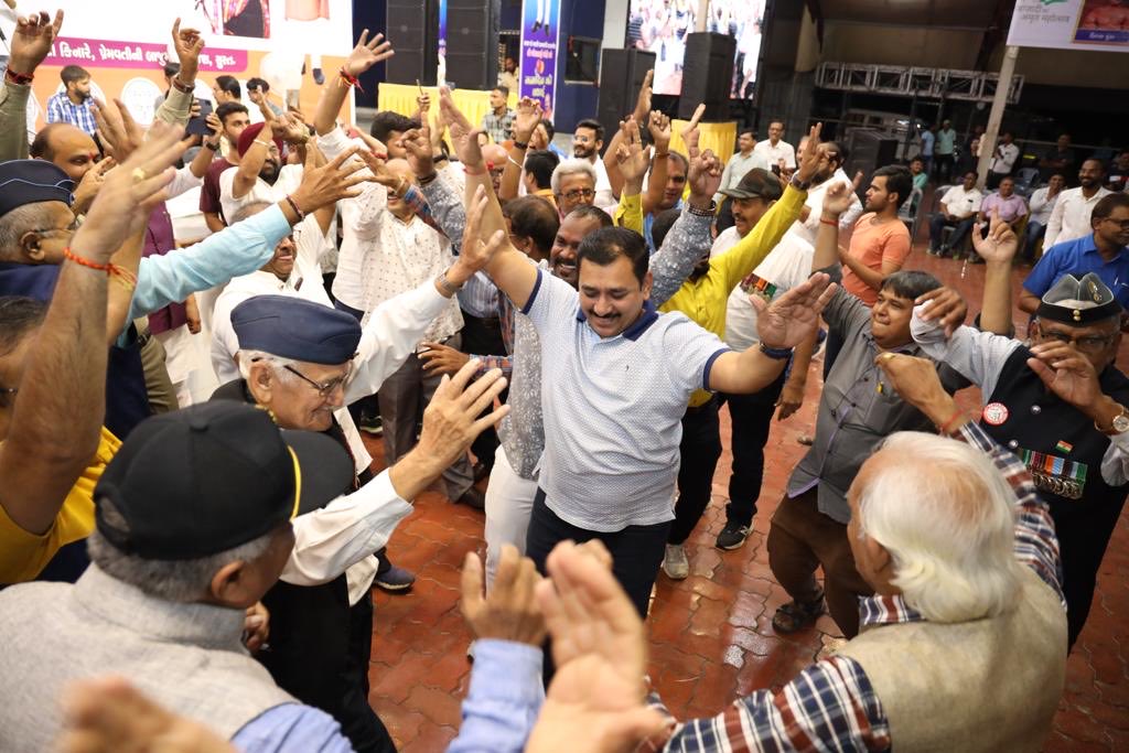 niravshahbjp's tweet photo. દરણીય પ્રધામંત્રી શ્રી @narendramodi સાહેબ ના જન્મદિન નિમિત્તે આયોજિત નમોત્સવ કાર્યક્રમ માં નિવૃત સૈનિકો,લોકગાયિકા @GeetabenRabari અને રૂષભભાઈ આહીર સાથે દેશભક્તિ ના ગીતો અને લોકગીતો નો આનંદ લીધો.
#HBDModiJi #hbdmodi #HappyBirthdayModij #ModiAt72 https://t.co/YLvHAcsYMd