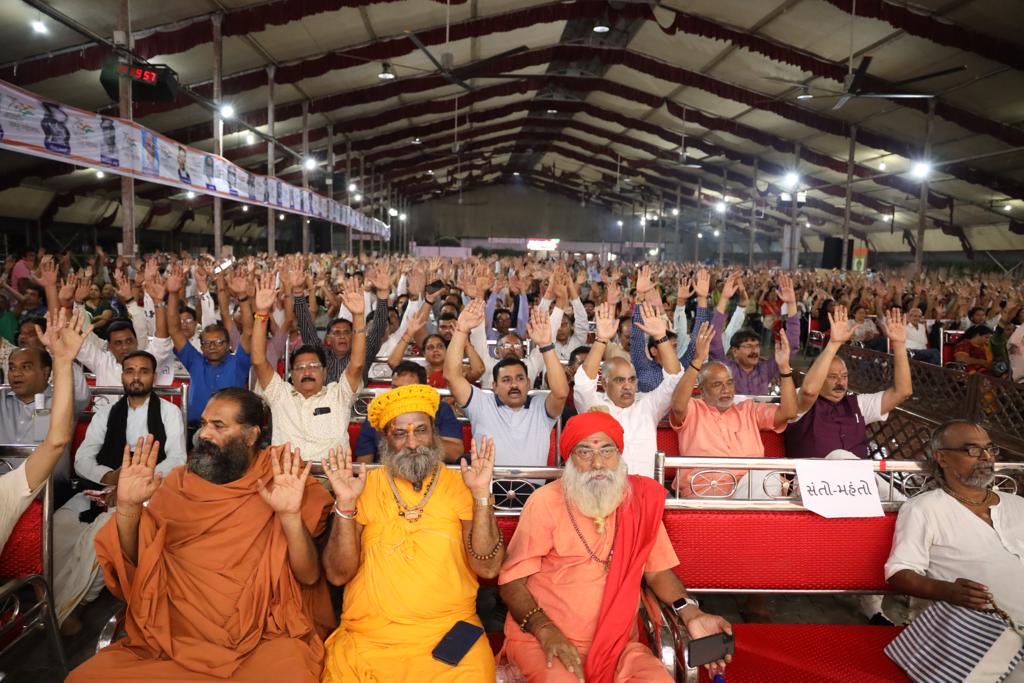 niravshahbjp's tweet photo. દરણીય પ્રધામંત્રી શ્રી @narendramodi સાહેબ ના જન્મદિન નિમિત્તે આયોજિત નમોત્સવ કાર્યક્રમ માં નિવૃત સૈનિકો,લોકગાયિકા @GeetabenRabari અને રૂષભભાઈ આહીર સાથે દેશભક્તિ ના ગીતો અને લોકગીતો નો આનંદ લીધો.
#HBDModiJi #hbdmodi #HappyBirthdayModij #ModiAt72 https://t.co/YLvHAcsYMd