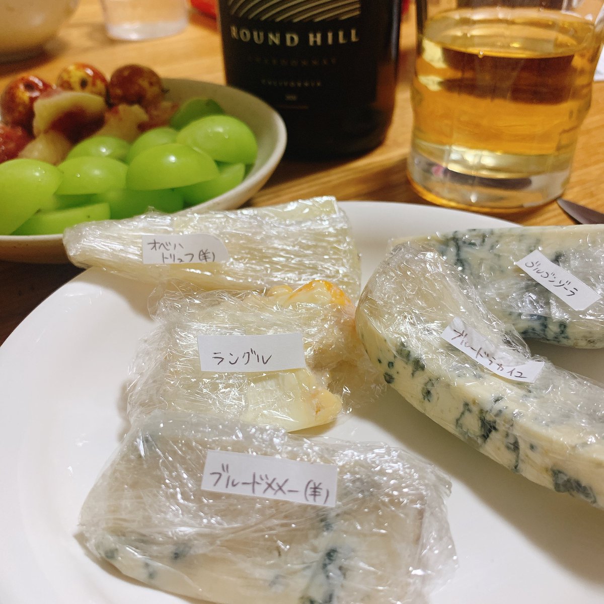 honya_arai's tweet photo. 楽屋でひとり、輝かしい時を過ごしております🍾
しあわせすぎて、新井の晩酌⑥配信しました📻
https://t.co/U9OkI8EWL6
#HappyCheese https://t.co/FEFDwQGf3x