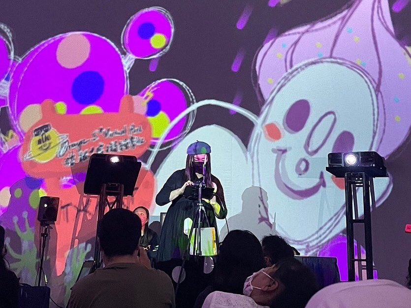 osvirtualart's tweet photo. 感謝大家熱情的參與
今天表演場次大爆滿
座位上滿滿的人
偷偷告訴大家
其實開場前我的設備
都還有點狀況
其實超慌亂
感恩團隊的夥伴們
帶著我專業冷靜應對
現場看到好多朋友謝謝你們
#桃園科技藝術節 #驚嘆號星球人 #橘銀虛擬繪畫社 #taxt #exclamationalien #orangesvirtualart #osvirtualart https://t.co/cWPRX07hMb