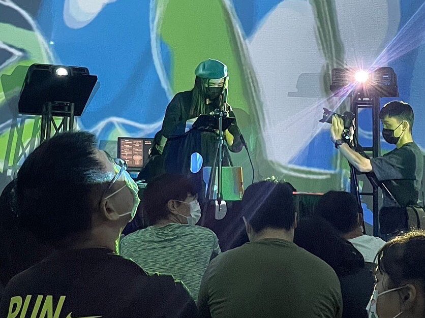 osvirtualart's tweet photo. 感謝大家熱情的參與
今天表演場次大爆滿
座位上滿滿的人
偷偷告訴大家
其實開場前我的設備
都還有點狀況
其實超慌亂
感恩團隊的夥伴們
帶著我專業冷靜應對
現場看到好多朋友謝謝你們
#桃園科技藝術節 #驚嘆號星球人 #橘銀虛擬繪畫社 #taxt #exclamationalien #orangesvirtualart #osvirtualart https://t.co/cWPRX07hMb