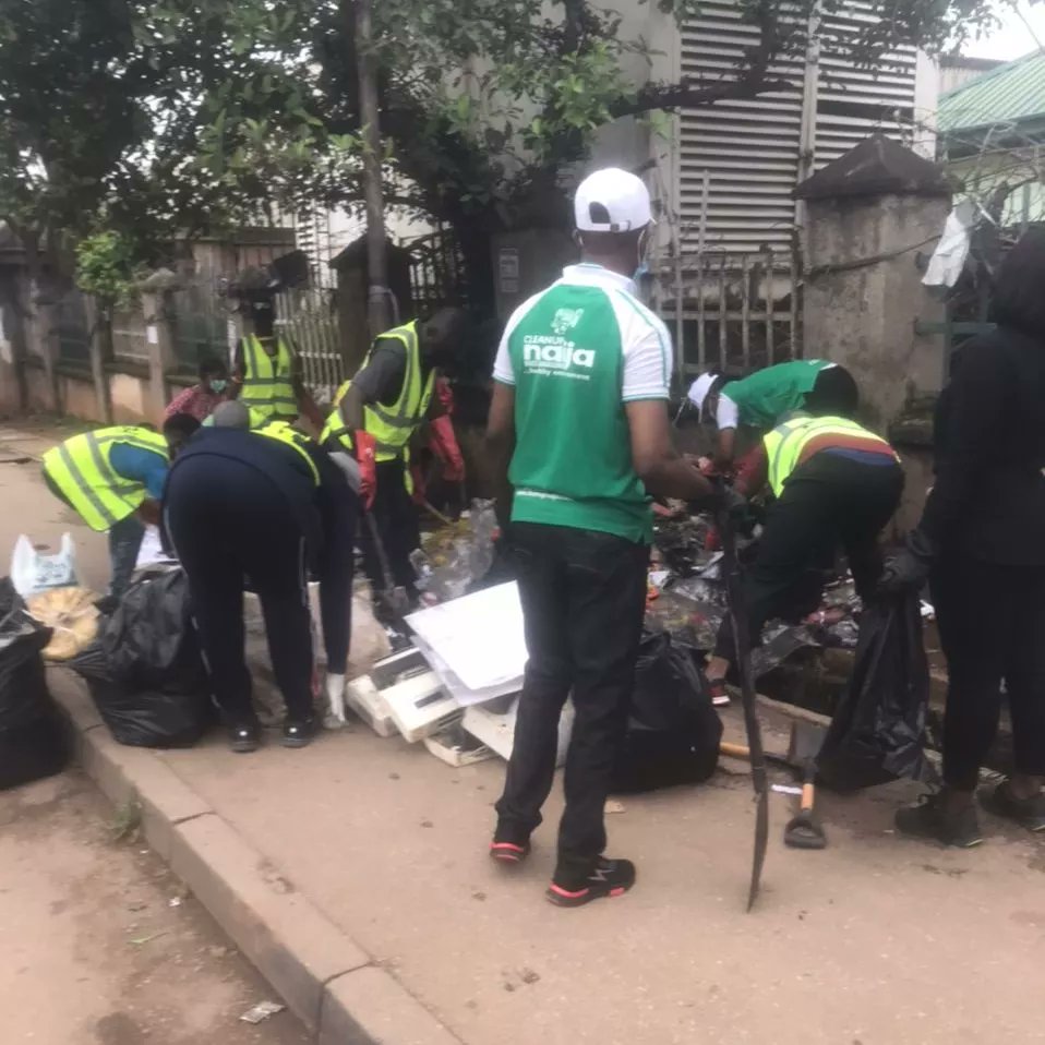 Cleanupnaija1's tweet photo. #cleanupnaija participated at community service today #UTC #Abuja to mark #worldcleanupday2022 #AbujaTwitterCommunity join us to keep our environment healthy https://t.co/uUatexV7oG