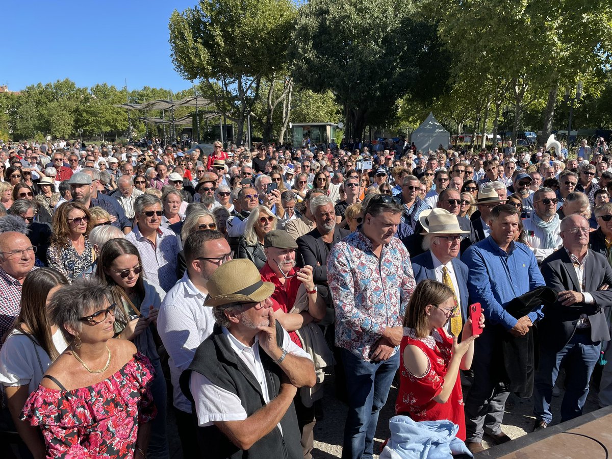Ils veulent nous mettre à terre. Nous sommes plus que jamais debouts, tête haute, fiers et passionnés !

Samedi d’aficion à #Nîmes avec plusieurs milliers d’aficionados présents pour défendre leur culture, et 10 000 derrière dans les arènes !! 

Merci <a href="/nimes/">Ville de Nîmes</a> / <a href="/ArenesNimesSCP/">Arènes de Nîmes SCP</a>