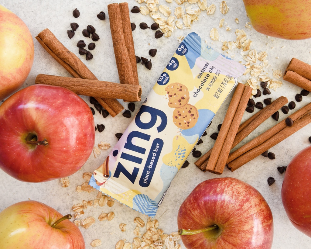 zingbars's tweet photo. *oatmeal chocolate chip* might taste like a classic cookie 🍪 but this vegan &amp; gluten-free plant-based protein bar is packed with prebiotic fiber and healthy fats ⚡️

#bringyourzing #zingbars #zingbar #proteinbar #intuitiveeating https://t.co/OEqbC2wnZh