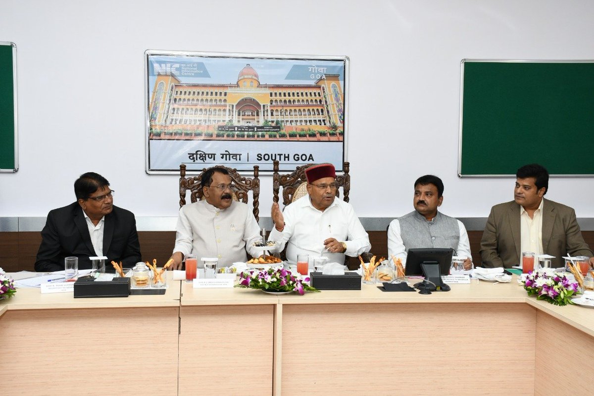 गोंय आनी कर्नाटकाच्या राज्यपालांची आयज दक्षीण गोंय जिल्होधिकारी कचेरेंत बसका जाली. दोनूय राज्यांतले कांय गुन्यांवकार ड्रग्सांचो वेव्हार करतात, तो आळाबंद घालपाक खर उपाय घेवपाक जाय, अशें कर्नाटकाचे राज्यपाल थावरचंद गेहलोट हांणी सांगलें.
