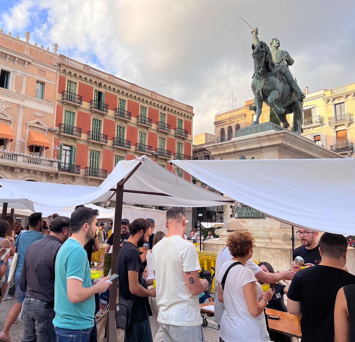 ReusCultura's tweet photo. #Misericòrdia2022
A la plaça de Prim, XVII Concurs de Masclet i Fira de Degustació amb els establiments col·laboradors del #Masclet. Per votació popular es triarà el millor Masclet entre els participants🤩.
#ReusCultura https://t.co/BYktPRcdtK