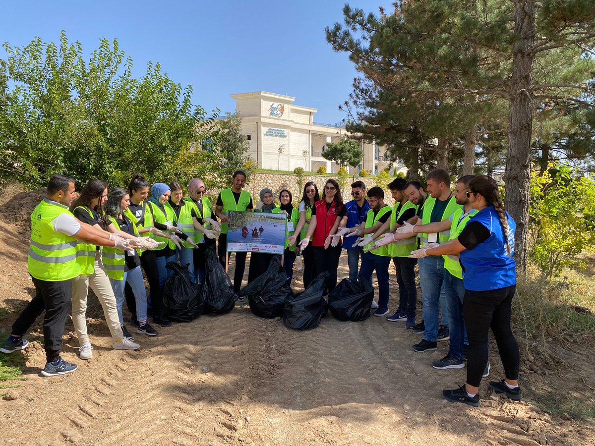 💚“Temiz Bir Dünya İçin”💚
#17EylülDünyaTemizlikGünü'nde
81 ilimizle aynı anda çevre dostu gençlerimizle birlikte biz de Elazığ’dan ses veriyoruz doğaya, doğa adına! Sadece bugün değil her an her mekanda aynı hassasiyetle yaşamamız ümidiyle☺️🍀🌿

#yeşilbeceriler 
#temizdünya