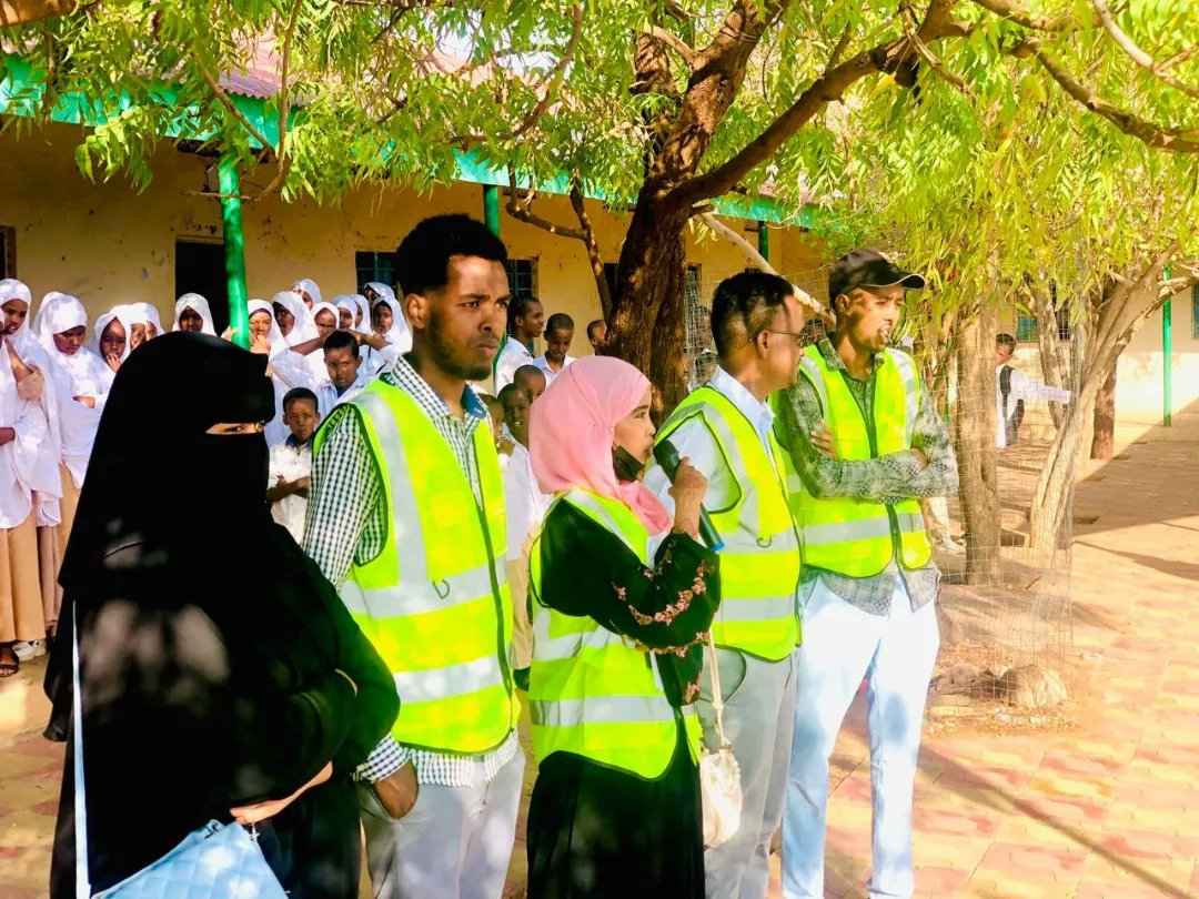 SLclimateAction's tweet photo. Today 17Sep2022is #WorldCleanUpDay.Which is actually celebrated everyear de3rd Saturday of September. De #SOCAI Team #Burco organized awarenes campaigndat held at #HornofAfrica PrimarySchool #Burco. This is also #preface of our new campaign #ThursdayTogetherness 4our planet. https://t.co/MUuC9U67KD