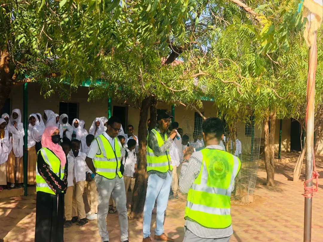 SLclimateAction's tweet photo. Today 17Sep2022is #WorldCleanUpDay.Which is actually celebrated everyear de3rd Saturday of September. De #SOCAI Team #Burco organized awarenes campaigndat held at #HornofAfrica PrimarySchool #Burco. This is also #preface of our new campaign #ThursdayTogetherness 4our planet. https://t.co/MUuC9U67KD