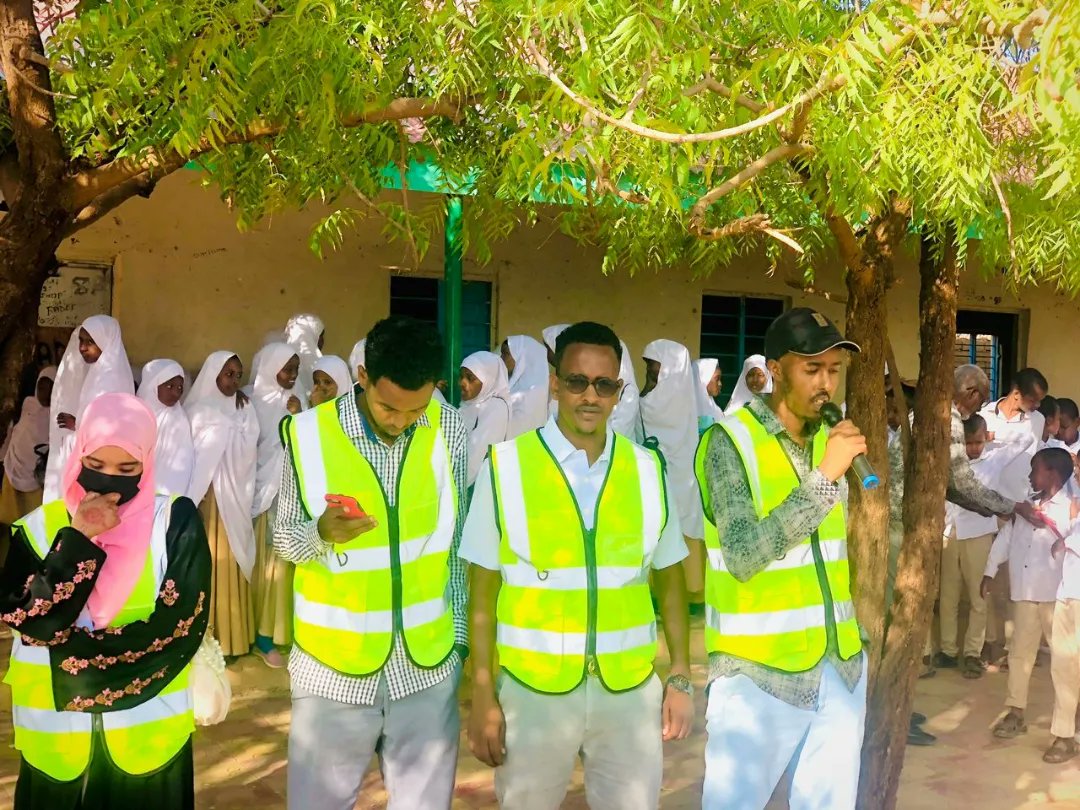 SLclimateAction's tweet photo. Today 17Sep2022is #WorldCleanUpDay.Which is actually celebrated everyear de3rd Saturday of September. De #SOCAI Team #Burco organized awarenes campaigndat held at #HornofAfrica PrimarySchool #Burco. This is also #preface of our new campaign #ThursdayTogetherness 4our planet. https://t.co/MUuC9U67KD