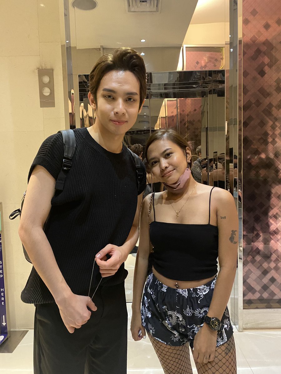 _Goalden's tweet photo. Waaaaaaaa! Pano ko matutulog nito? 😭 Thank you at pinagbigyan mo kami @jah447798. Nagulat ka ata sakin, ako rin e nagulat nung nakita kita pag bukas ng elevator. hahaha!

SB19 WYAT IN MANILA
@SB19Official #SB19               
#WYATTourManila https://t.co/K5p8HtSocy