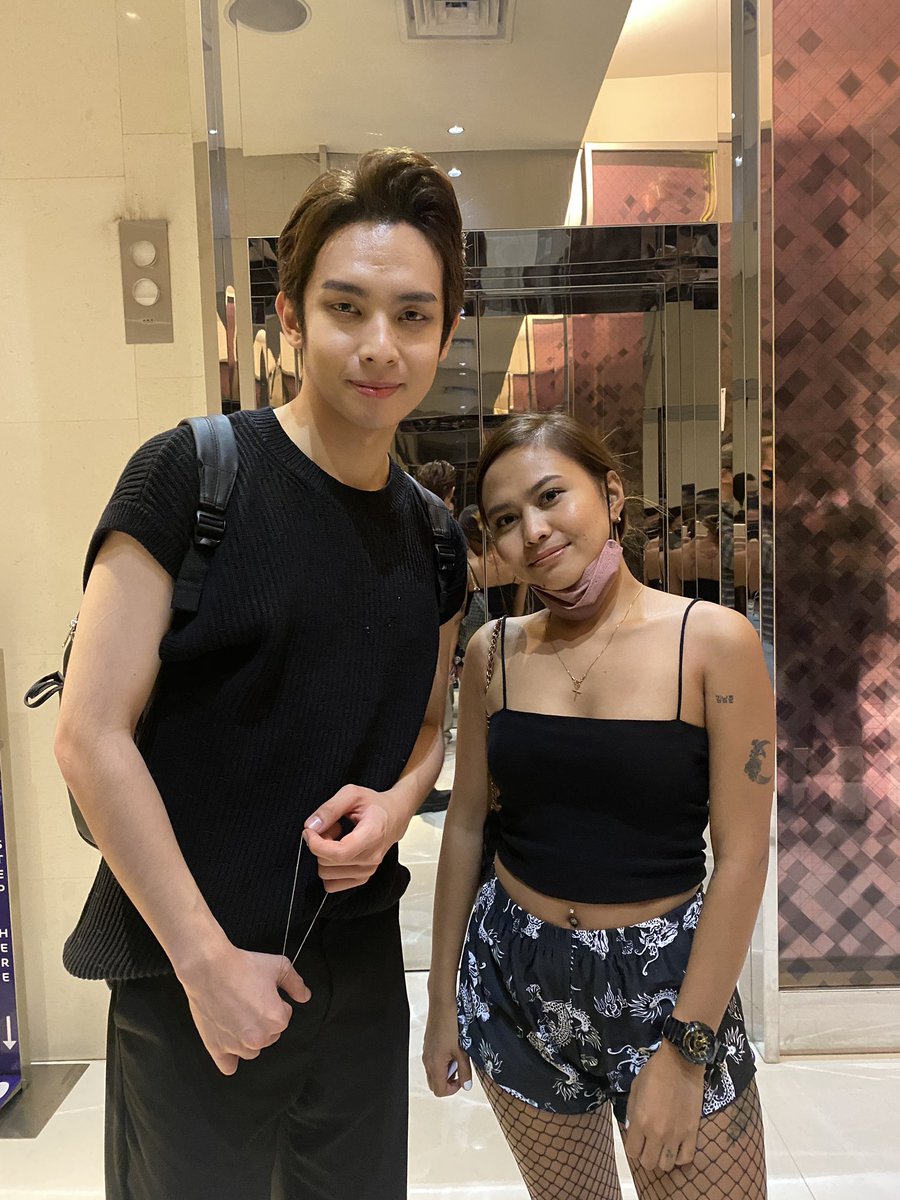 _Goalden's tweet photo. Waaaaaaaa! Pano ko matutulog nito? 😭 Thank you at pinagbigyan mo kami @jah447798. Nagulat ka ata sakin, ako rin e nagulat nung nakita kita pag bukas ng elevator. hahaha!

SB19 WYAT IN MANILA
@SB19Official #SB19               
#WYATTourManila https://t.co/K5p8HtSocy