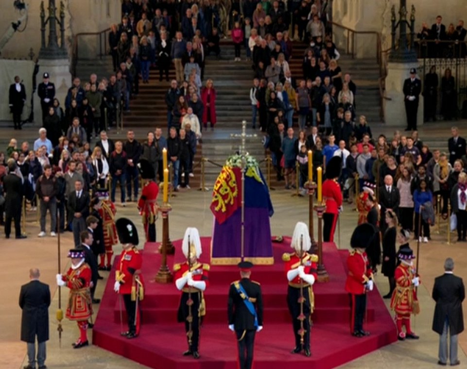 Coronation2023's tweet photo. The grandchildren of Queen Elizabeth II begin their vigil at her coffin in Westminster Hall. https://t.co/Z8RPNm6xsu