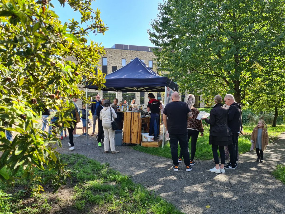 Vandaag waren wij bij de opening van Achtertuin Kokkebogaard. De vele bezoekers konden door de tuin wandelen en genieten van een pannenkoek. Een shout out naar Nick en alle bewoners die zich, naast de maatschappelijke organisaties, vrijwillig hebben ingezet voor dit project. Top!