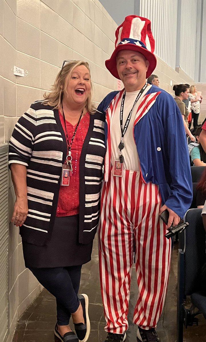 aps_jschmidt's tweet photo. In honor of Constitution Day, Miller South SkidzKidz put on a awesome performance about the meaning of the Constitution &amp; the Pledge of Allegiance!  It was so amazing that even Uncle Sam showed up!! ⭐️🇺🇸💗🖤
#WeAreStars #MillerSouthStars #apslearns @akronschools @ChrisFowlerMack https://t.co/qtdlUGcESB