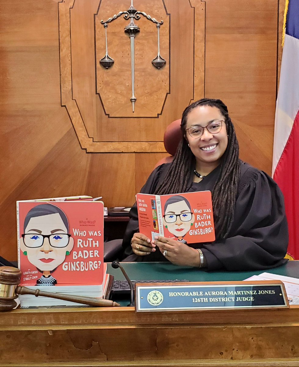 JudgeAurora's tweet photo. Thanks to the @ClintonFdn & their #TooSmalltoFail program, our kids in #TravisCounty visiting @TravisCoCivilCt will have wonderful new books to read & take home! Thank you @NCJFCJ for this great connection. #EveryCourtEveryChild #PuttingPeopleFirst #126thCourt https://t.co/MUOB80Ro4K