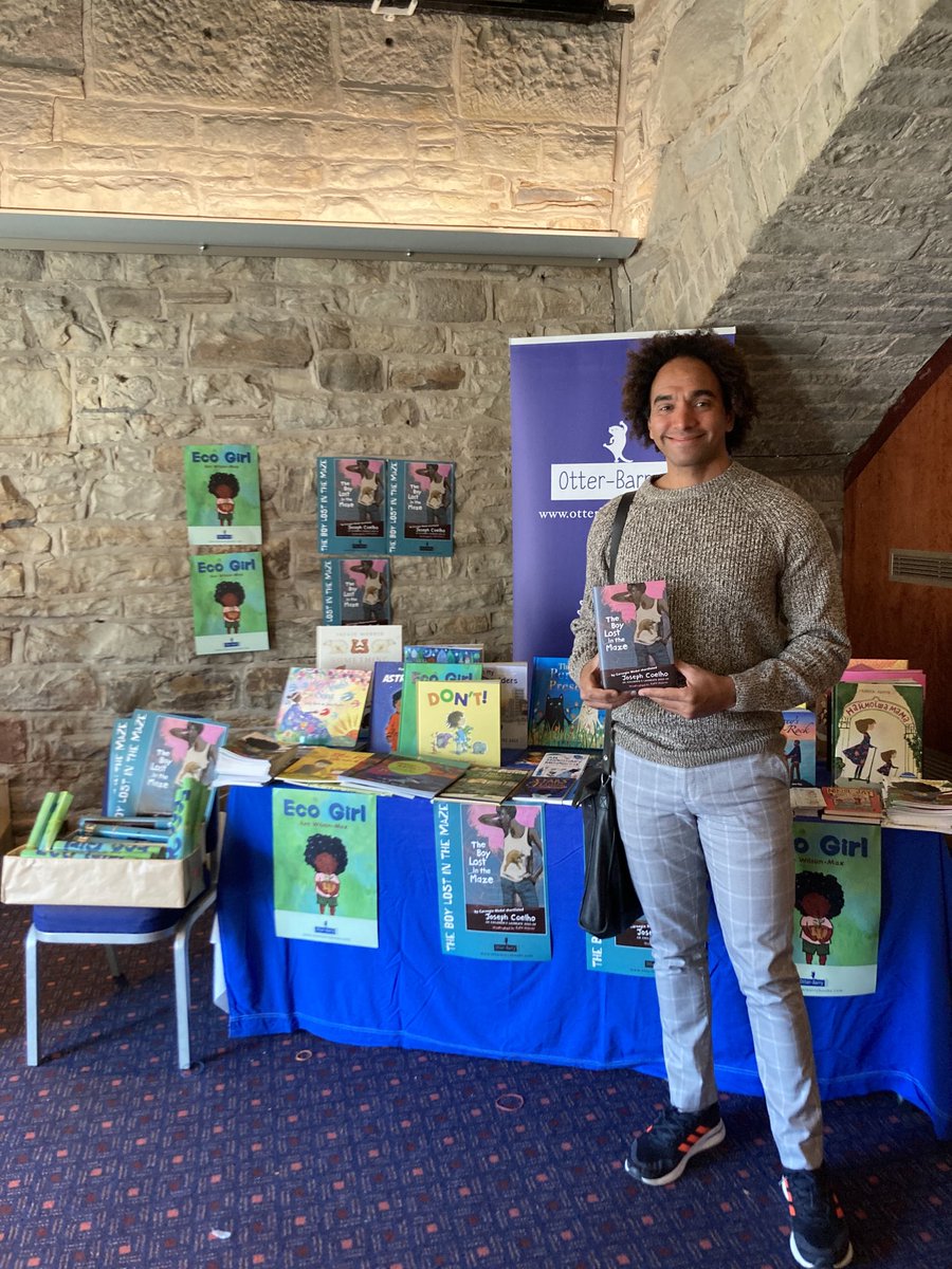 ⁦@UKLaureate⁩ ⁦@JosephACoelho⁩ with stunning new YA verse novel #TheBoyLostInTheMaze at the ⁦⁦@OtterBarryBooks⁩ stand at #YLGConference2022.