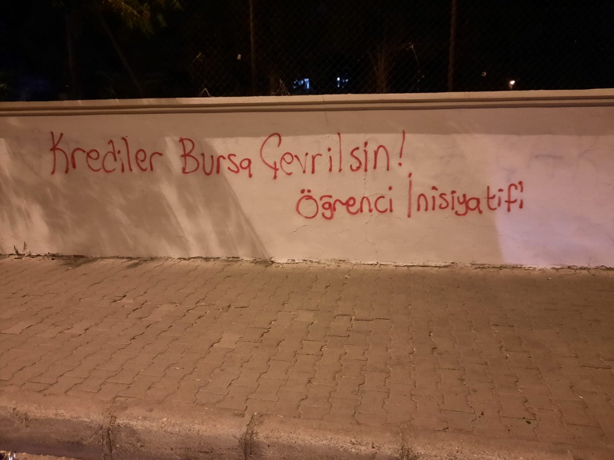 📍Bornova Barınamıyoruz, Geçinemiyoruz! Ev kiraları, yurt ücretleri eğitim hakkımızın önüne geçecek düzeyde olduğu sürece mücadele etmeye devam edeceğiz! Hiçbir genelge bizi mücadele etmekten alıkoyamaz. Müşteri Değil Öğrenciyiz!