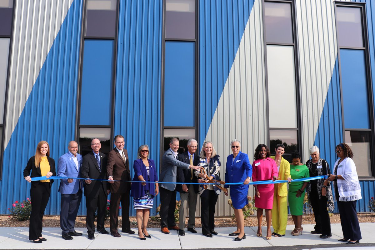 RobinLynneKelly's tweet photo. I was honored to participate in the ribbon-cutting ceremony on the completion of a $10M project in Glenwood at @MorrisonCHS.
Thank you to Morrison CEO Nancy Wilson for investing in the future and the community of Illinois' 2nd Congressional District. #IL2Strong https://t.co/gL9BzOQYtU