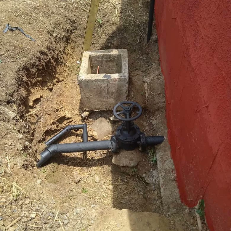 YareAlcaldia's tweet photo. Alcalde @saulyanezyare da prioridad a los Proyectos de Agua, el día de hoy en conjunto a la comunidad de Punta Brava se avanza en un 95% en la aplicación de adictivos, impermeabilizante y recuperación del tanque de almacenamiento de Agua Potable @NicolasMaduro @HectoRodriguez https://t.co/vXrJ9EDrd4