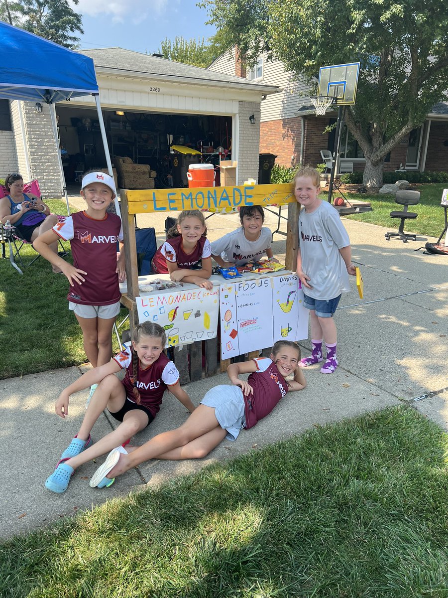 Alexandergreg93's tweet photo. @CoachScibelli @MarvelsMidwest  Midwest Marvels 9u selling lemonade raising money for local animal shelter. Cambridge st in trenton Michigan https://t.co/lvnEfU25iT