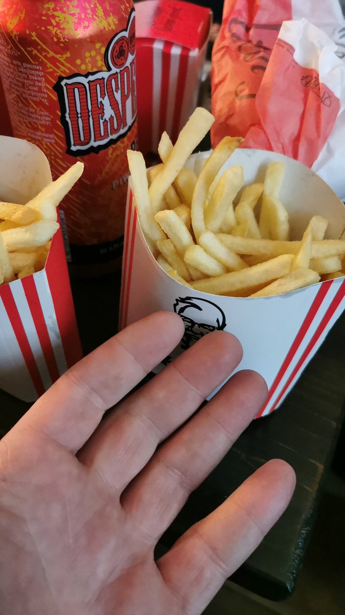 Pepjuh1975's tweet photo. En dan noemt #kfc dit een #large friet. Ik krijg een halve liter pepsi ipv ijsthee. #Waardeloos https://t.co/s7R21XXwdz
