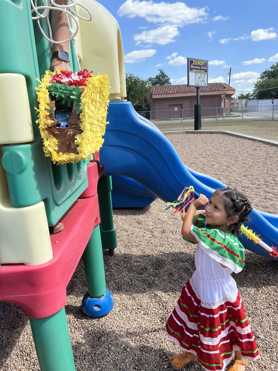 Jssicalazo2's tweet photo. Learning about Mexico’s Independence Day with some history, dancing and a piñata of course @ZundyElementary @iamwfisd https://t.co/UmjYS290T1
