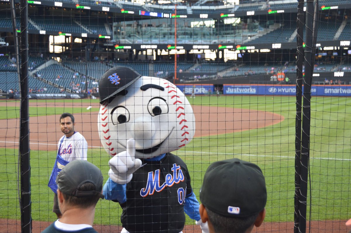 adoubleap3's tweet photo. Asked @MrMet to pose for my camera yesterday 💙🧡🖤
#mrmet #LGM #blackoutfriday #Mets #LETSGOMETS #Citifield https://t.co/bMUIYeGxsI