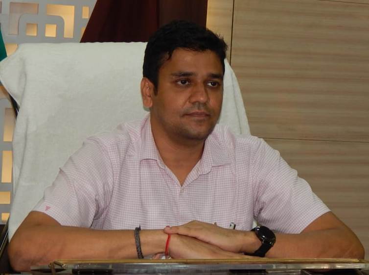 #Barabanki
शाशन ने 14 IAS अधिकारियों के किये तबादले, हरदोई के DM अविनाश कुमार को #बाराबंकी के नया DM बनाया गया।