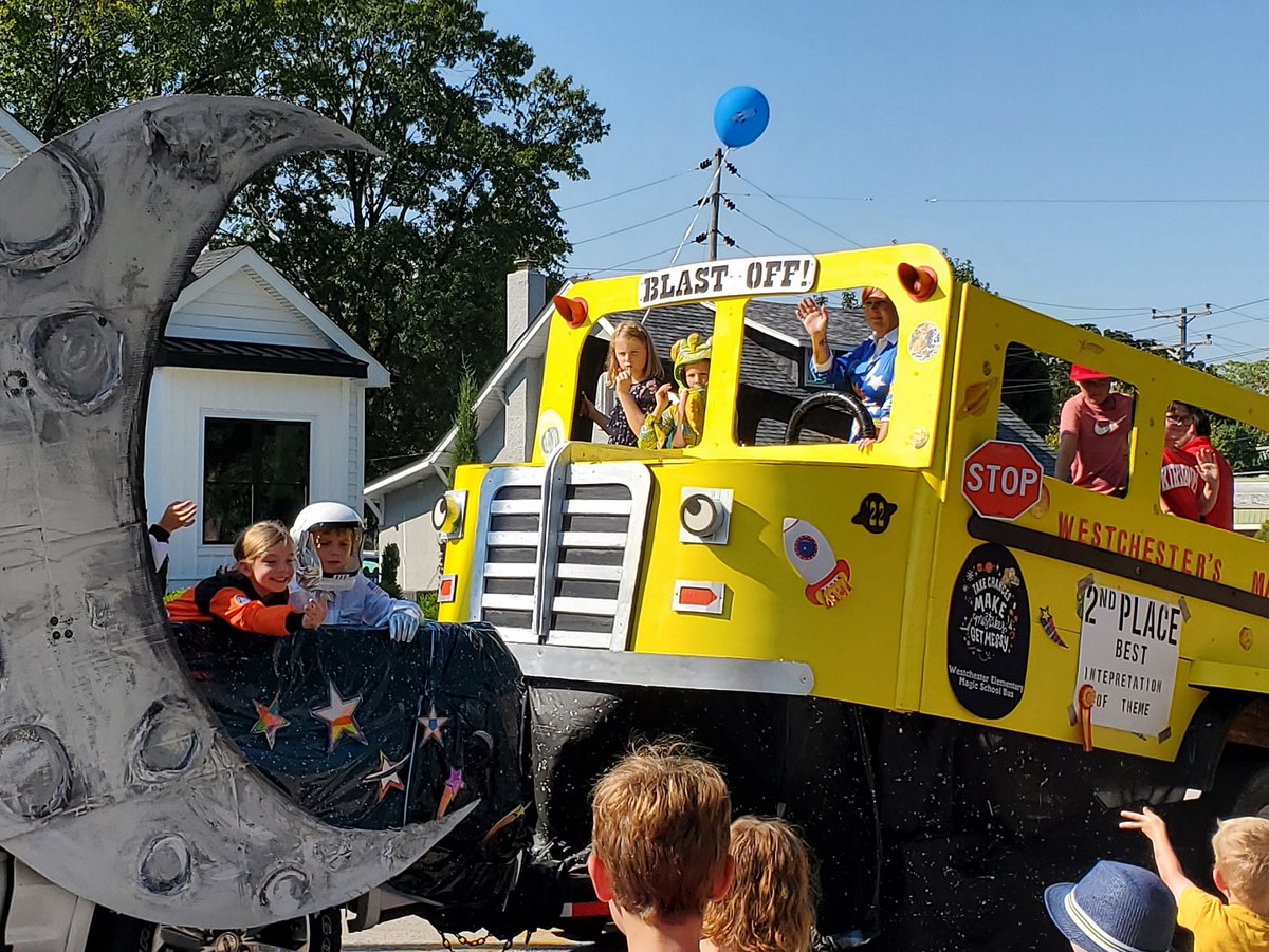 moonbridgebooks's tweet photo. I love my adopted hometown's annual parade, esp as I can just walk down the street to see it! Theme this year is cartoons and that one pic is The Magic School Bus. #smalltownfeel #stlouis https://t.co/RD6m0bSOUu