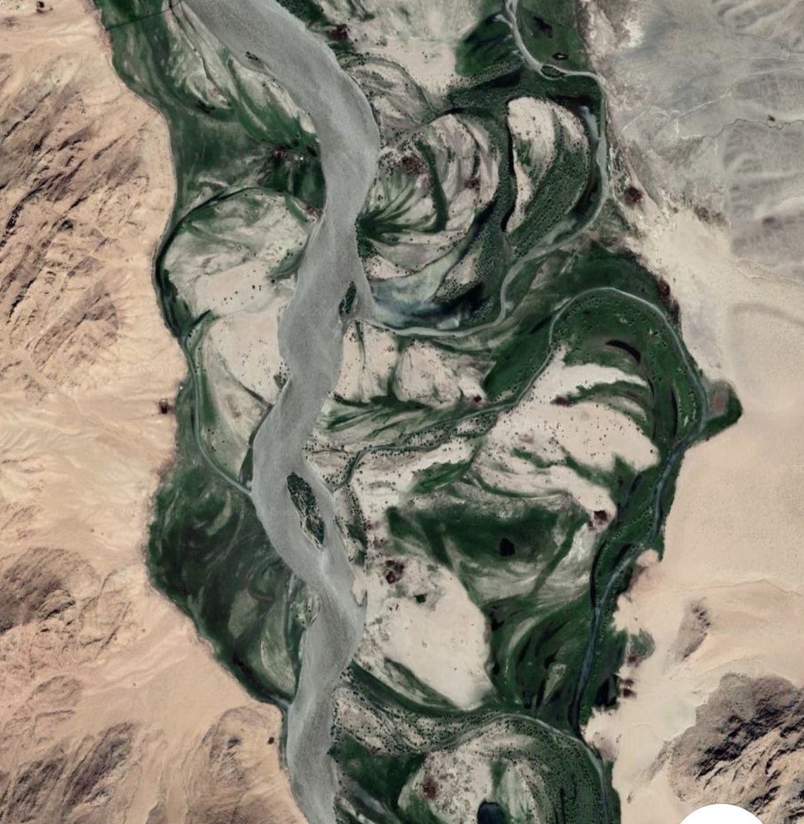 Эрдэнэбүрэнгийн усан цахилгаан станцын усанд автах хэсэгт хэдэн хашаа хадлан байсан нь он оноороо сансрын зурагт ингээд байж байгаа шүү. Учиргүй насаараа ажиллаж амьдарч байсан болгож бичиг цаас бүрдүүлэв?!